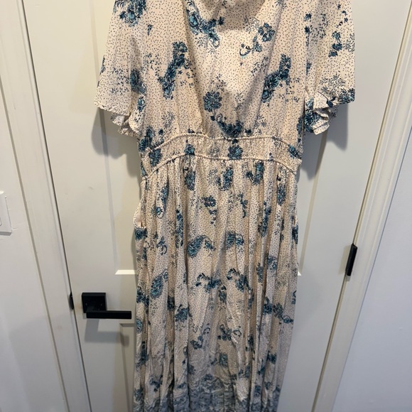 Torrid Cream and Blue Floral Maxi Dress - Picture 4 of 7